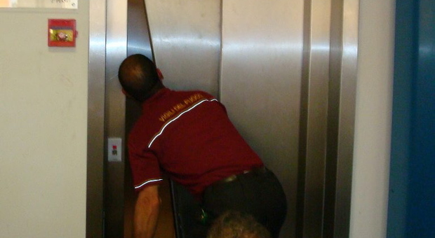 Donna intrappolata per 27 ore nell'ascensore. A 40 gradi sopravvive bevendo vino