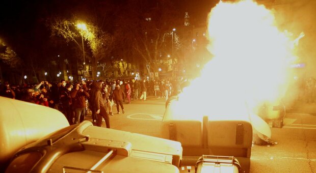 Barcellona, quarta notte di scontri per l'arresto del rapper anti-monarchia