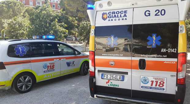 Due incidenti lungo le strade del capoluogo: due uomini portati all'ospedale di Torrette