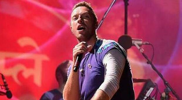 Chris Martin malato, paura per il cantante dei Coldplay. L'annuncio che preoccupa i fan: «Gravi problemi»