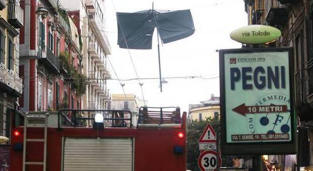 Maltempo. Bufera su Napoli e provincia: crollo in uno stabile, una pizzeria prende fuoco | Leggi