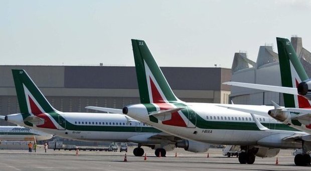 Fiumicino, Alitalia avverte: senza investimenti punteremo su altri scali. Finora 80 milioni di danni per il rogo
