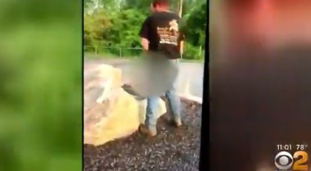 Giovane ubriaco urina sulla tomba di un bambino morto di tumore a 9 anni, poi pubblica il video in rete