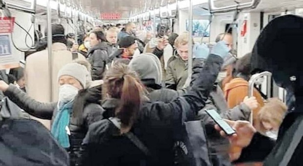 Coronavirus, la foto della folla in metro a Milano virale sui social. L'assessore sbotta: «Inaccettabile»