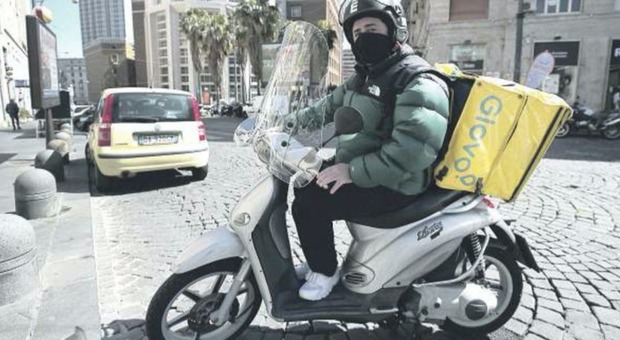 Fase due a Napoli, i rider combattono la crisi: consegne a domicilio dalle medicine alla pizza