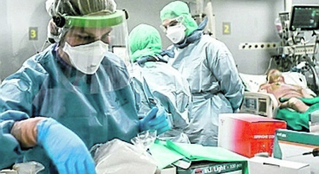 La carenza di infermieri, accanto ad alcuni casi di contagio tra gli operatori, mette in forte affanno