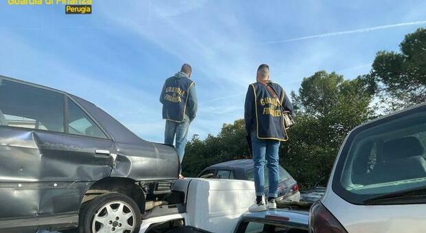Cimitero abusivo per auto: maxi discarica sequestrata a Perugia dalla Guardia di Finanza