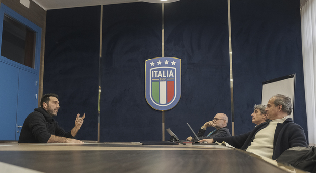 Buffon durante l'esame da direttore sportivo: a destra il ds napoletano Filippo Fusco (foto Figc)