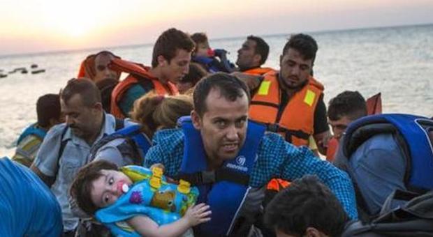 Migranti, il papà getta in mare il figlioletto per salvare il resto della famiglia