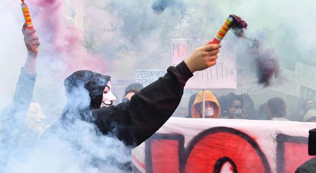 G7, 17 arresti per gli scontri nei centri sociali da Torino a Modena