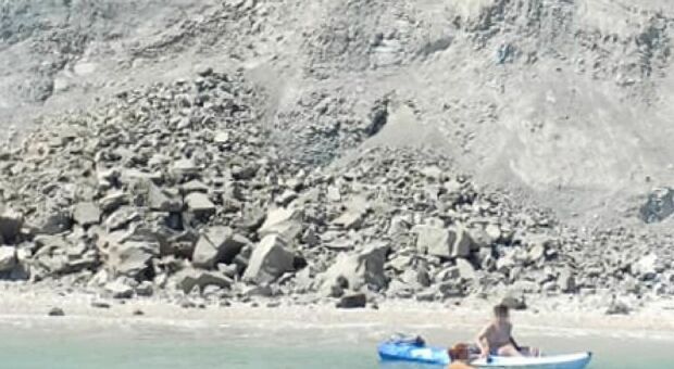 Terrore nella spiaggia vietata, frana la falesia: bagnanti travolti dai massi FOTO