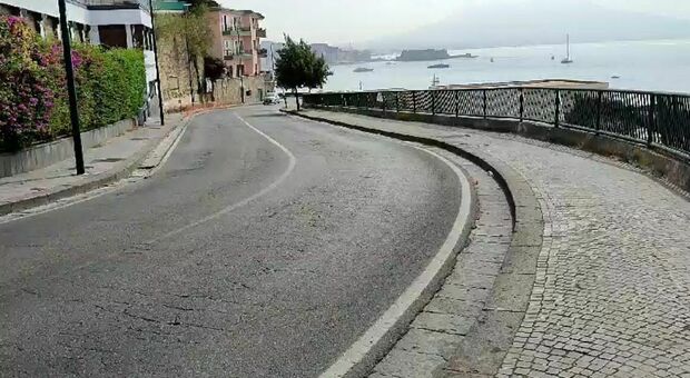 Vedi Napoli e poi cadi: a via Orazio la balaustra panoramica arrugginita e pericolante