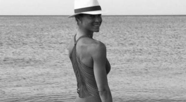 Martina Colombari hot su Instagram: lato b ​da Miss sulla spiaggia di Riccione