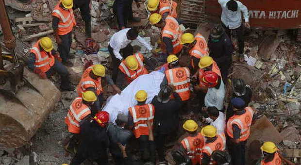 Mumbai, crolla un palazzo per le piogge: 12 morti e 7 feriti
