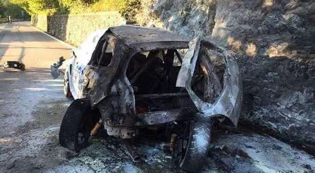 Auto esce di strada e prende fuoco: pilota e navigatore muoiono carbonizzati