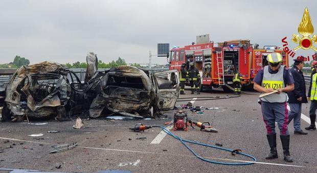Inferno sull'autostrada A31: auto in fiamme, 4 morti carbonizzati. Tra le vittime anche un papà con la figlia