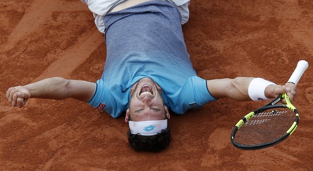 Roland Garros: pazzesco Cecchinato, batte Djokovic e vola in semifinale