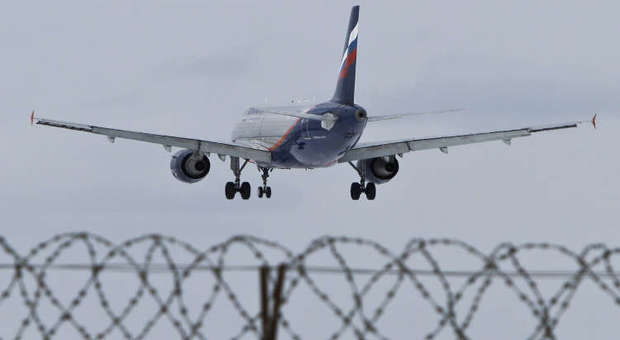 Russia, paura in volo: passeggero dirotta aereo, atterraggio d'emergenza