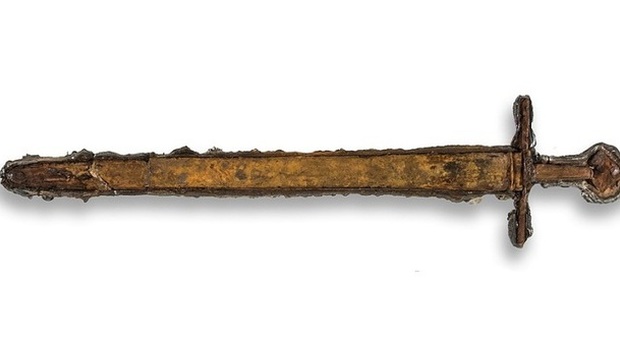 Trovano un'antica spada in mare e la restituiscono: ora è in mostra