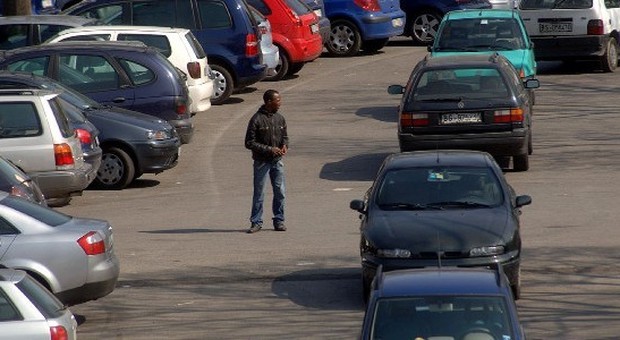 Terrore a Bari, lite a colpi d'ascia per il posto da parcheggiatore abusivo