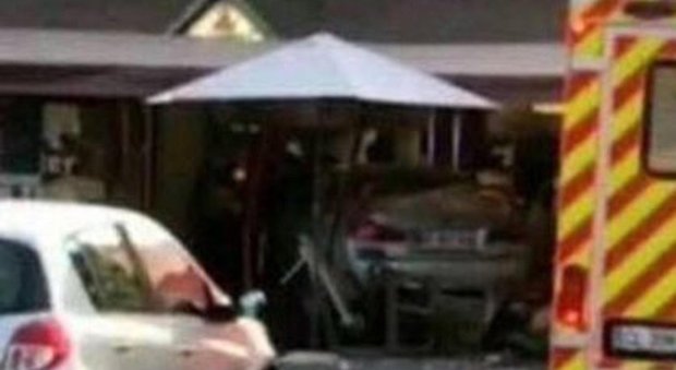 Parigi, auto si lancia contro pizzeria italiana: una tredicenne morta e 12 feriti