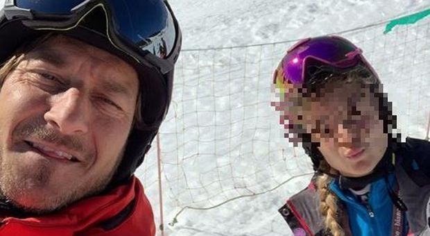 Francesco Totti apprendista sciatore: l'ex capitano della Roma a Ortisei con Ilary e Chanel