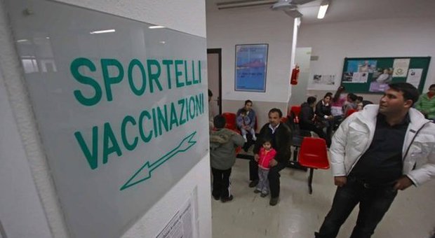 Vaccini, l'Aifa: test negativi. Ma c'è una terza morta sospetta a Roma: in tutto sono 19