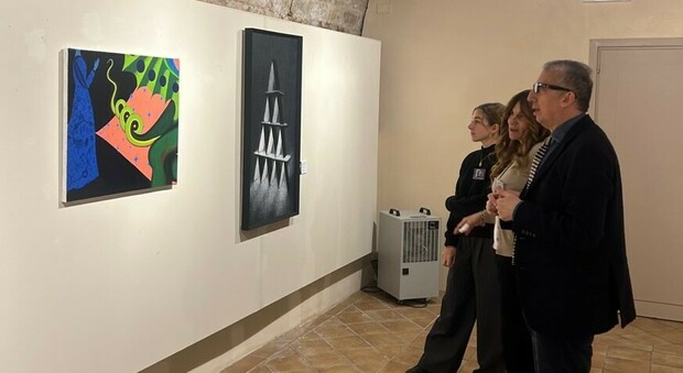 Aperta Under Raffaello , la mostra-evento del Premio Marche con opere che mostrano la fuga da un'epoca grigia