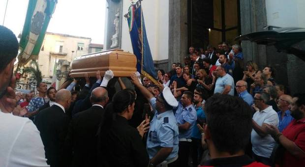 Tributo di folla ai funerali del sindaco di Calvizzano: «Non eri perfetto, ma sei stato grande»
