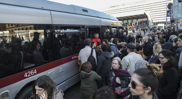 Roma, anziano muore sulla Metro A a Termini: treni bloccati per ore