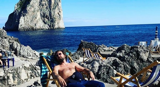 I 40 anni di Andrea Pirlo sotto il sole di Capri