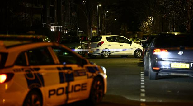 Londra, attacco con l'acido in strada: 9 persone ferite. «Mamma e due figlie avranno danni permanenti». È caccia all'aggressore