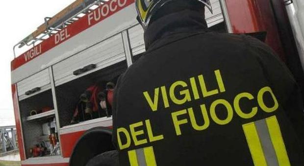 Vasto incendio di sterpaglie in via Scarfoglio tra Napoli e Pozzuoli: il fumo visibile dalla Tangenziale
