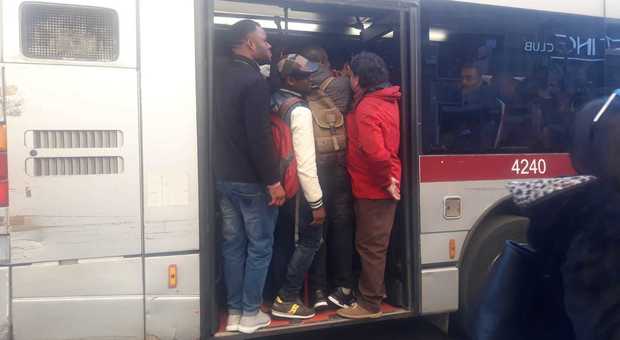immagine Metropolitana chiusa a Roma, caos alle fermate