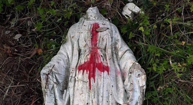 Statua della Madonna di Loano decapitata e con una croce rossa rovesciata: spunta la pista del rito satanico