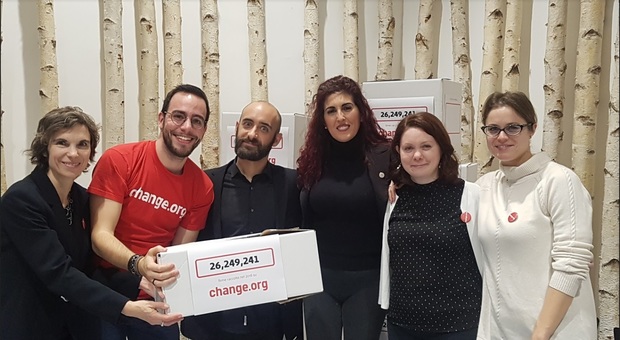 Il team di Change.org Italia al completo con Lidia Vivoli, autrice della petizione per allungare i tempi per la denuncia di violenze sessuali