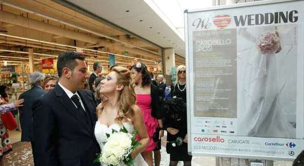 Milano, si sposano nel centro commerciale: «Ci siamo conosciuti qui»