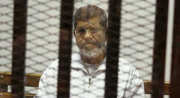 Egitto, Morsi condannato a morte per la fuga ​dei leader della Fratellanza