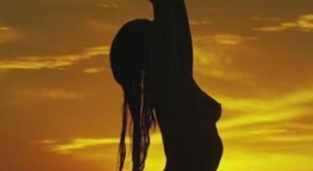 Alessandra Ambrosio, la super modella nuda al tramonto