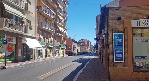 Pesaro, assalto al negozio di cellulari Cassa ripulita e rubati i telefonini