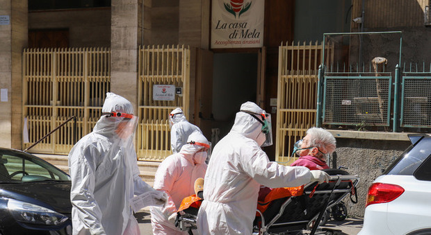 Coronavirus a Napoli, focolaio in casa di riposo: anziano muore, donna positiva dopo il decesso