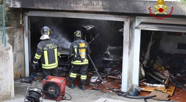 Pauroso rogo nel garage, Ferrari e Porsche in fumo: incendio da un milione e mezzo di euro di danni