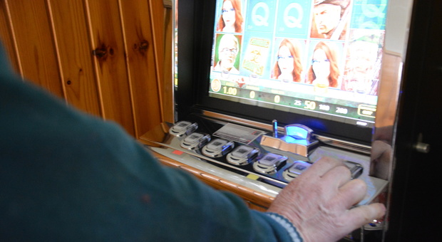 Lotta al gioco con le slot-machine: multate due sale e anche un cliente