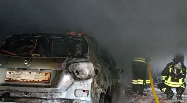 Incendio di un'auto nella rimessa interrata del condominio: evacuate sei abitazioni