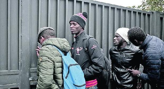 La chiusura dei centri di accoglienza nel Viterbese: tanti migranti finiscono per strada