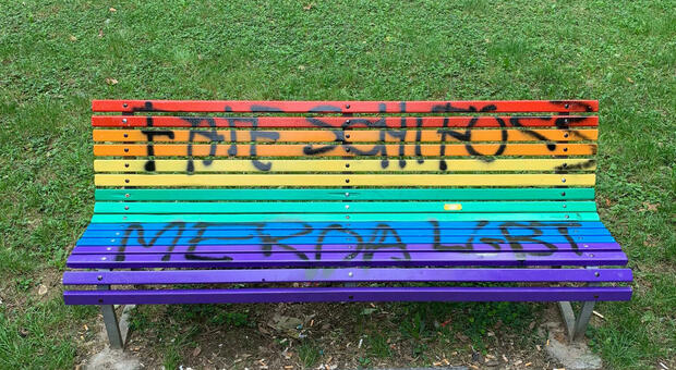 Imbrattata con insulti omofobi la panchina Arcobaleno al parco