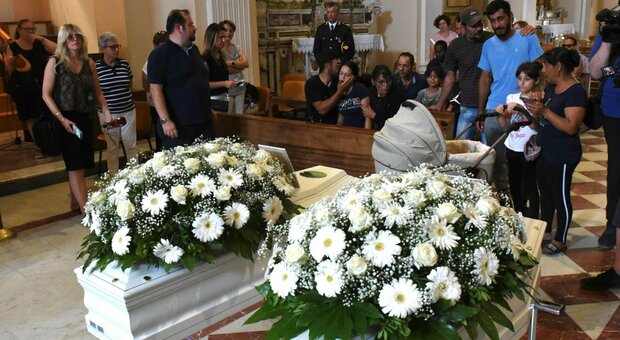 Bambini annegati a Manfredonia, la mamma colpita da malore prima dei funerali
