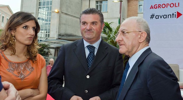 Il sindaco Franco Alfieri (al centro) con il governatore Vincenzo De Luca