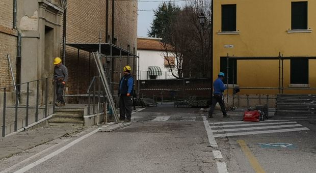 Operai al lavoro per allestire i percorsi protetti vicino al Duomo