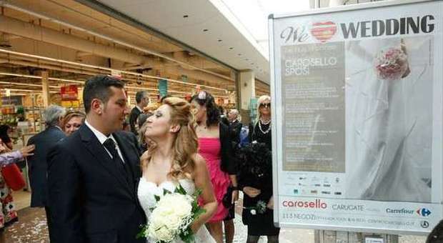 Milano, si sposano nel centro commerciale: "Ci siamo conosciuti qui" - le immagini